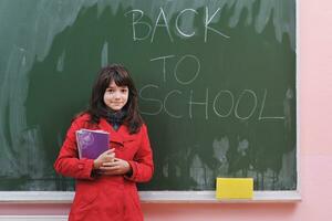 glückliches Schulmädchen im Matheunterricht foto