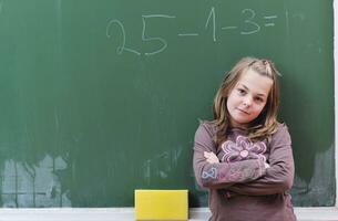 glückliches Schulmädchen im Matheunterricht foto