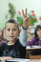 glücklicher kleiner junge im matheunterricht der ersten klasse foto