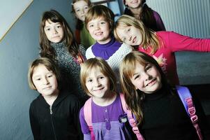 glückliche kindergruppe in der schule foto