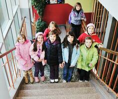 glückliche kindergruppe in der schule foto