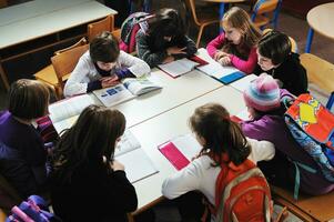 glückliche kindergruppe in der schule foto