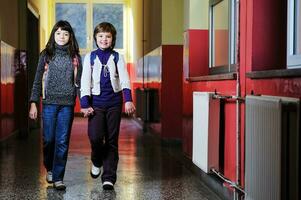 glückliche kindergruppe in der schule foto