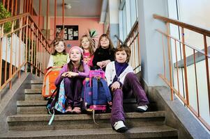 glückliche kindergruppe in der schule foto