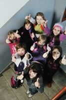 glückliche kindergruppe in der schule foto