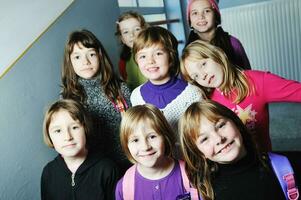 glückliche kindergruppe in der schule foto