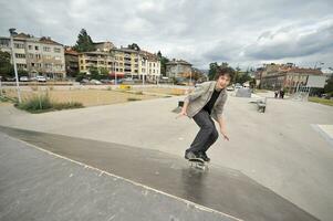 Junge übt Skate in einem Skatepark - isoliert foto