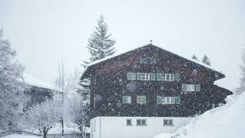 Berghaus im Schneesturm foto