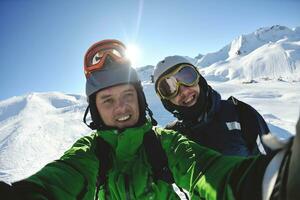 winterportrait von freunden beim skifahren foto