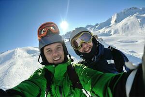 winterportrait von freunden beim skifahren foto