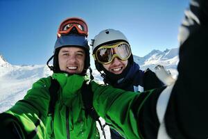 winterportrait von freunden beim skifahren foto