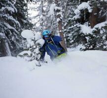 Freeride-Skifahrer Skifahren im Tiefschnee foto