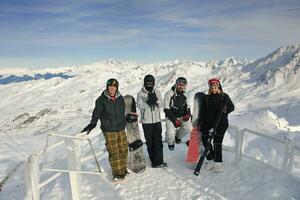 Personengruppe auf Schnee in der Wintersaison foto