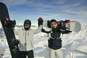 Personengruppe auf Schnee in der Wintersaison foto