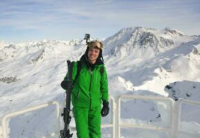 Skifahren jetzt in der Wintersaison foto