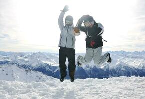 Personengruppe auf Schnee in der Wintersaison foto