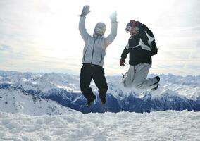 Personengruppe auf Schnee in der Wintersaison foto