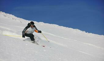 Skifahrer freie Fahrt foto