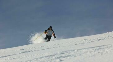 Skifahrer freie Fahrt foto