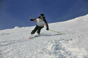 Skifahrer freie Fahrt foto