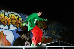 Freestyle-Snowboarder springen nachts in die Luft foto