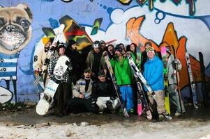 Gruppe von Skifahrer Stehen gegen Hintergrund foto