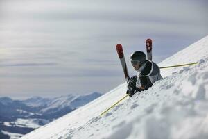 junger skifahrer, der sich am schönen sonnigen wintertag entspannt foto