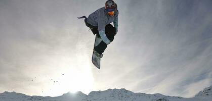 Snowboarder Extremsprung foto