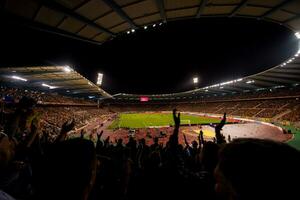 Fußballfans unterstützen ihre Lieblingssportmannschaft foto