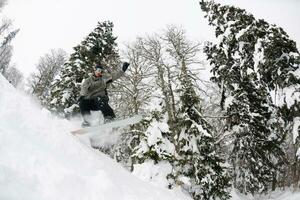snowboarder auf frischem tiefschnee foto