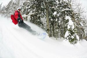 snowboarder auf frischem tiefschnee foto