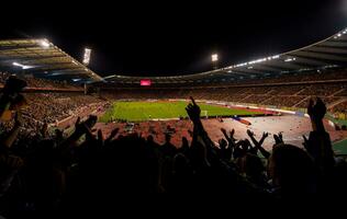 Fußballfans unterstützen ihre Lieblingssportmannschaft foto