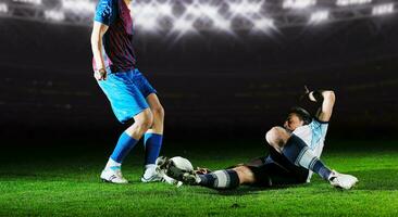 Fußballspieler im Wettbewerb um den Ball foto