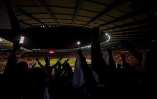 Fußballfans unterstützen ihre Lieblingssportmannschaft foto