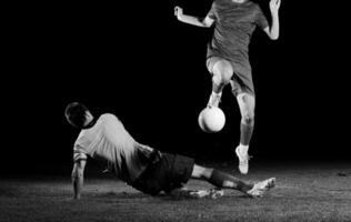 Fußballspieler im Wettbewerb um den Ball foto