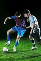 Fußballspieler im Wettbewerb um den Ball foto