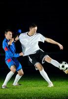 Fußballspieler in Aktion für den Ball foto