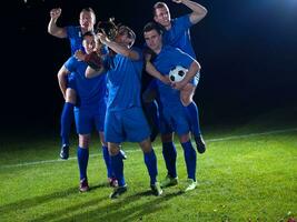 Fußballspieler feiern den Sieg foto