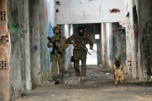 modern Krieg Soldaten mit Militär- Arbeiten Hund im Aktion auf das Schlachtfeld. foto