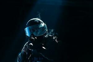 Heer Soldat im Kampf Uniformen mit ein Angriff Gewehr und Kampf Helm Nacht Mission dunkel Hintergrund. Blau und lila Gel Licht Wirkung. foto