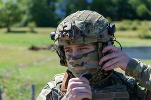 Besondere Operationen Soldaten Mannschaft vorbereiten taktisch und Kommunikation Ausrüstung zum Aktion Schlacht. lange Entfernung Scharfschütze Mannschaft im Überprüfung Ausrüstung zum Aktion foto