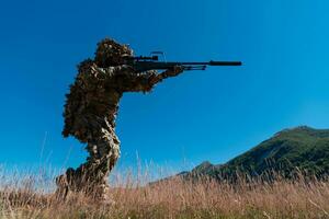 Heer Soldat halten Scharfschütze Gewehr mit Umfang und Zielen im Wald. Krieg, Armee, Technologie und Menschen Konzept foto