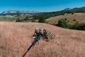 Scharfschütze Soldat unterstützt durch ein Assistent zu beobachten das Bereich zu Sein gezielt mit modern Krieg taktisch virtuell Wirklichkeit Brille Antenne Drohne Militär- Technologie. foto