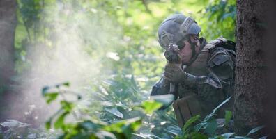 soldat in aktion, der auf waffenlaservisieroptik abzielt foto