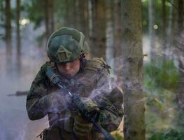 soldat in aktion, der auf waffenlaservisieroptik abzielt foto