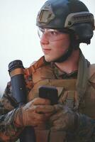 Soldat mit Smartphone foto