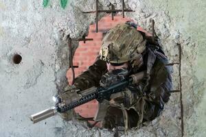 Ein bärtiger Soldat in Uniform von Spezialeinheiten bei einer gefährlichen Militäraktion in einem gefährlichen Feindgebiet. selektiver Fokus foto