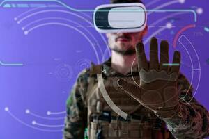 Soldat mit Virtual-Reality-Headset lila Hintergrund foto