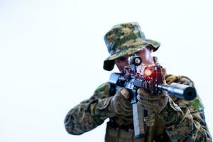 Soldat in Aktion mit dem Ziel der Laservisieroptik foto