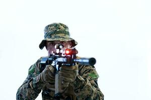 Soldat in Aktion mit dem Ziel der Laservisieroptik foto